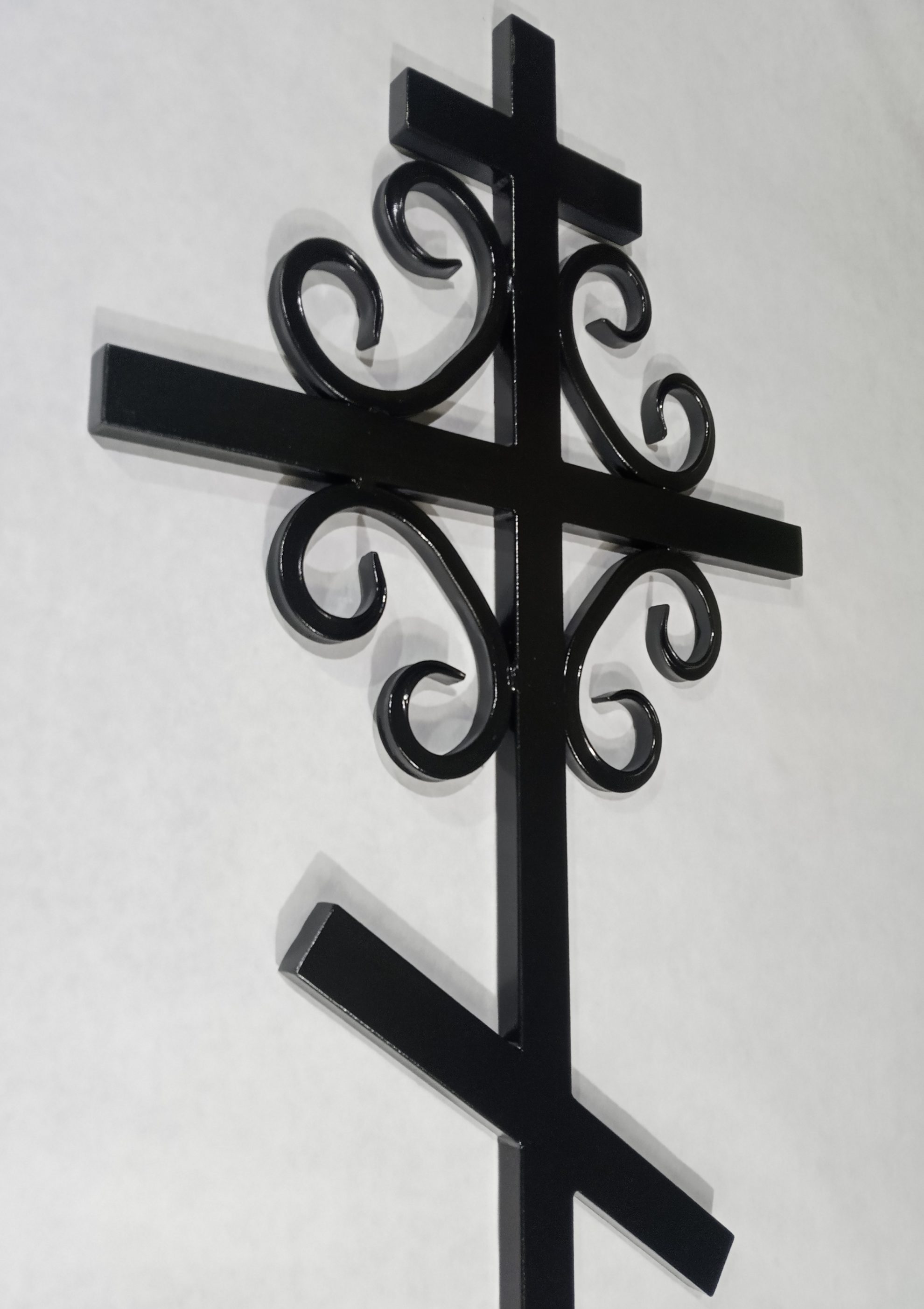 Металлический крест с подставкой на могилу